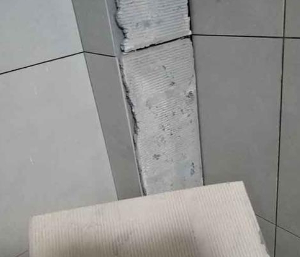 天峻瓷砖空鼓维修公司分享下厨房瓷砖脱落的补救措施。